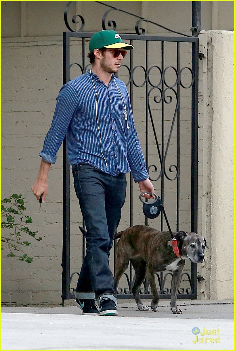 adam brody sports ring after reported wedding to leighton meester 08