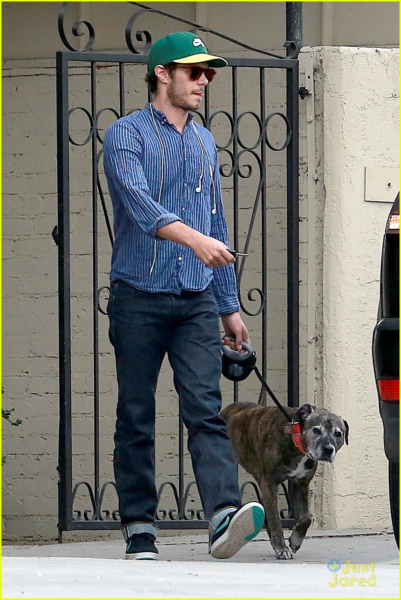 adam brody sports ring after reported wedding to leighton meester 09