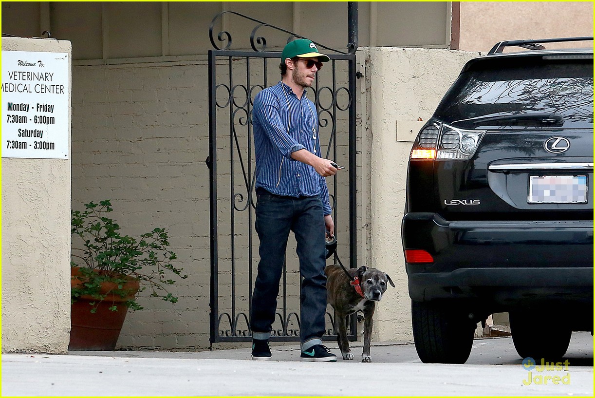 adam brody sports ring after reported wedding to leighton meester 10