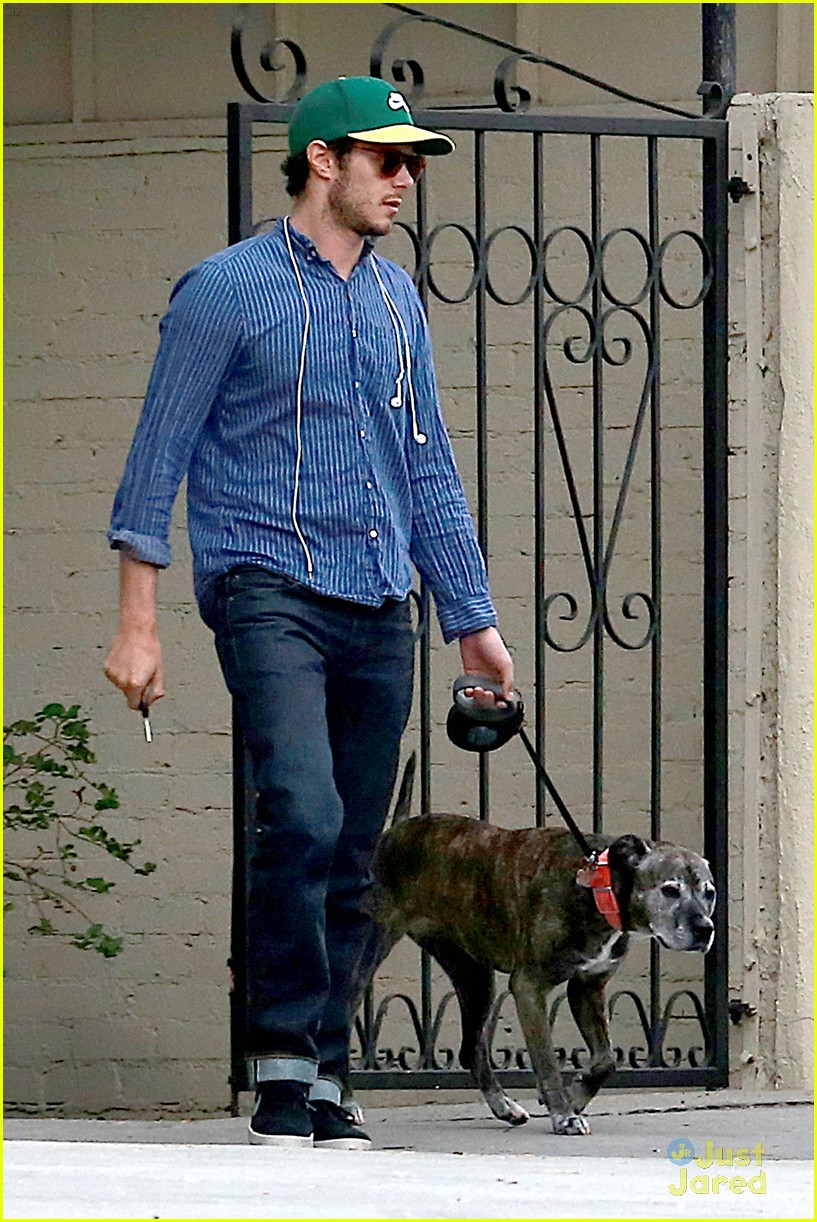 adam brody sports ring after reported wedding to leighton meester 12