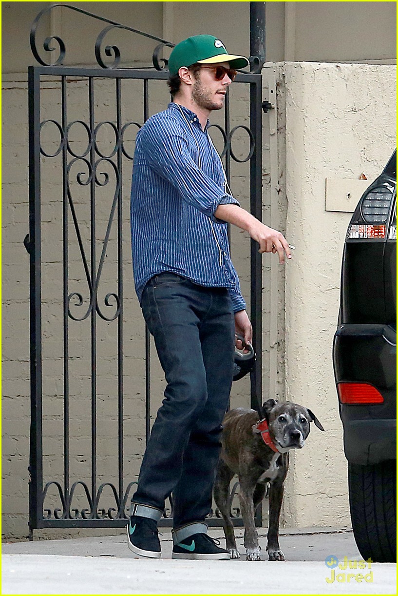 adam brody sports ring after reported wedding to leighton meester 13