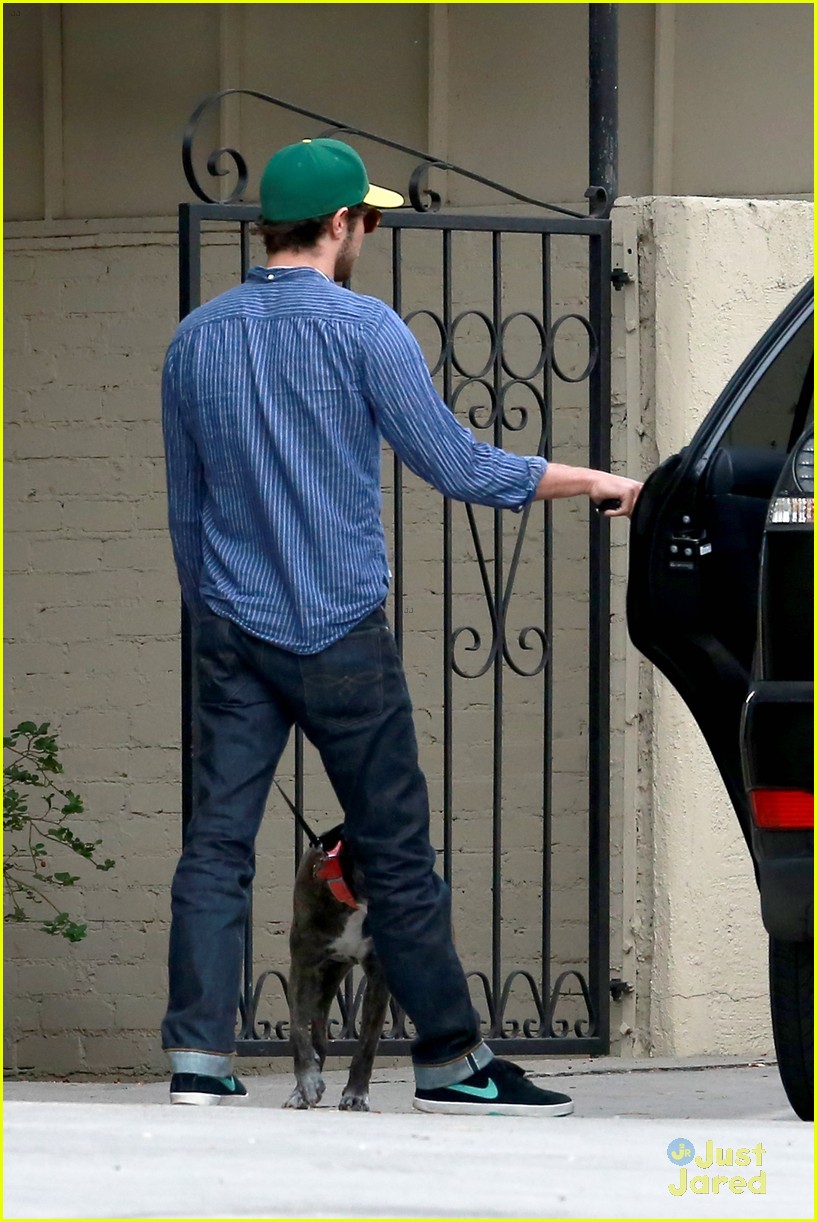 adam brody sports ring after reported wedding to leighton meester 17