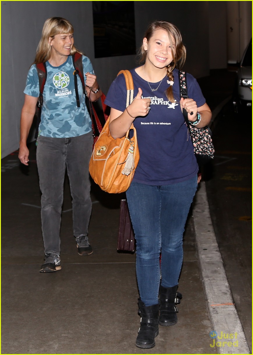 bindi irwin arrives in los angeles with the family 01