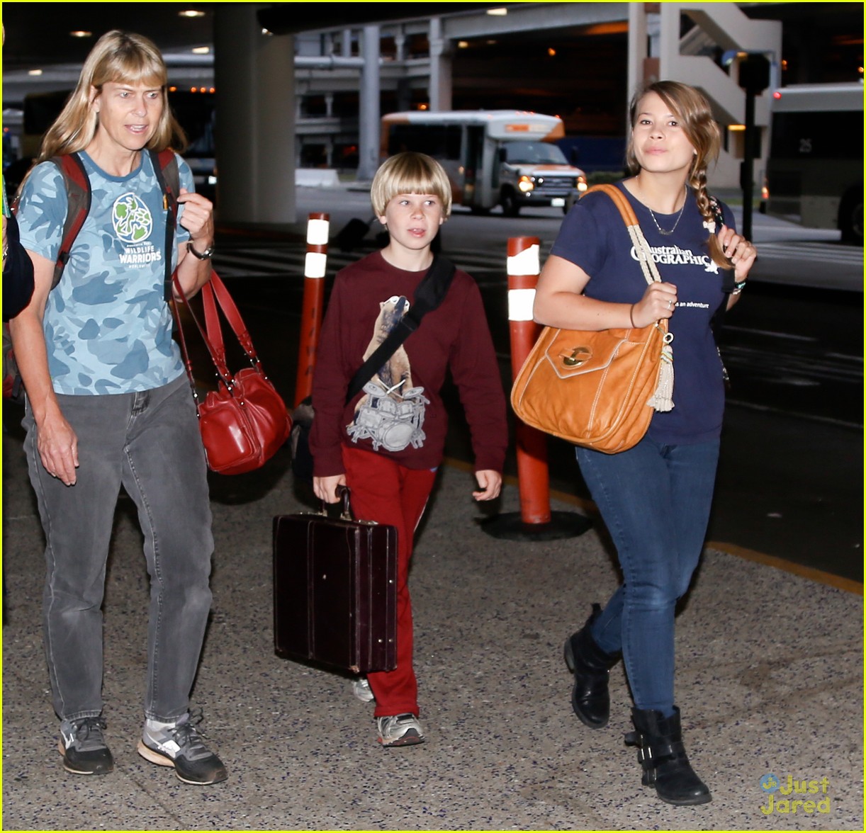 bindi irwin arrives in los angeles with the family 02