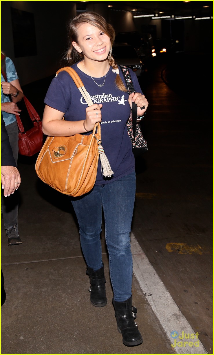 bindi irwin arrives in los angeles with the family 03