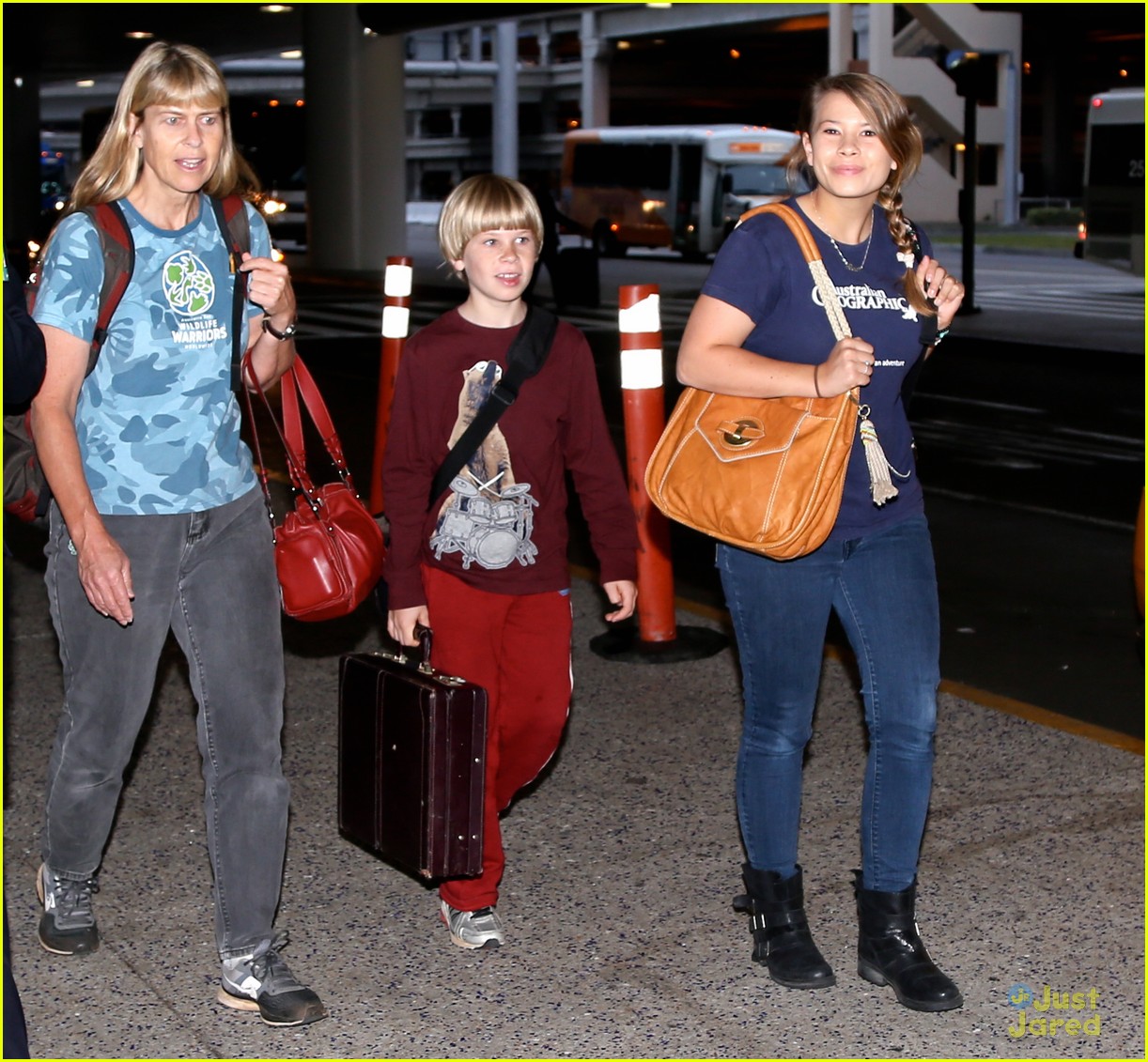 bindi irwin arrives in los angeles with the family 05