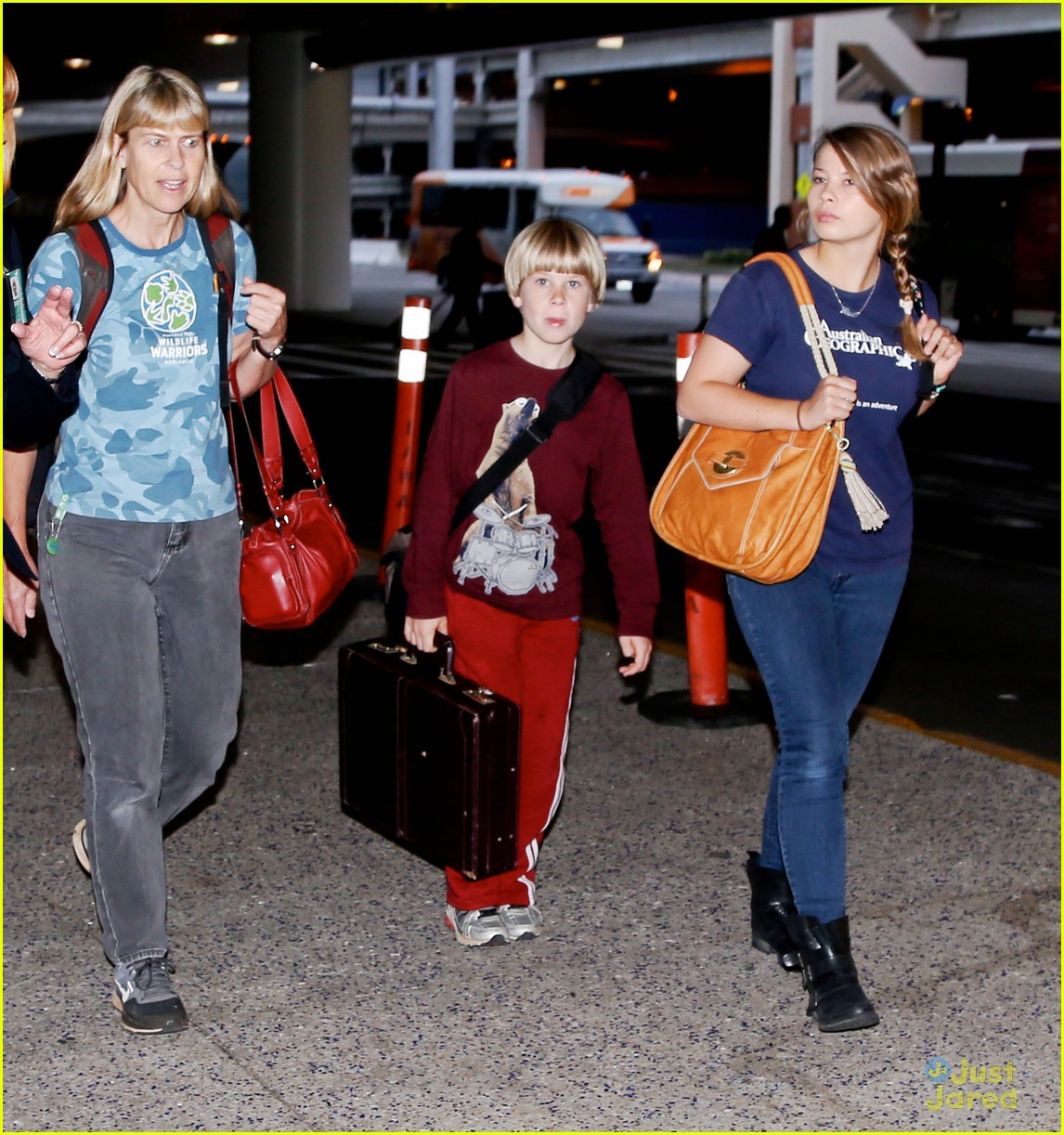 bindi irwin arrives in los angeles with the family 06
