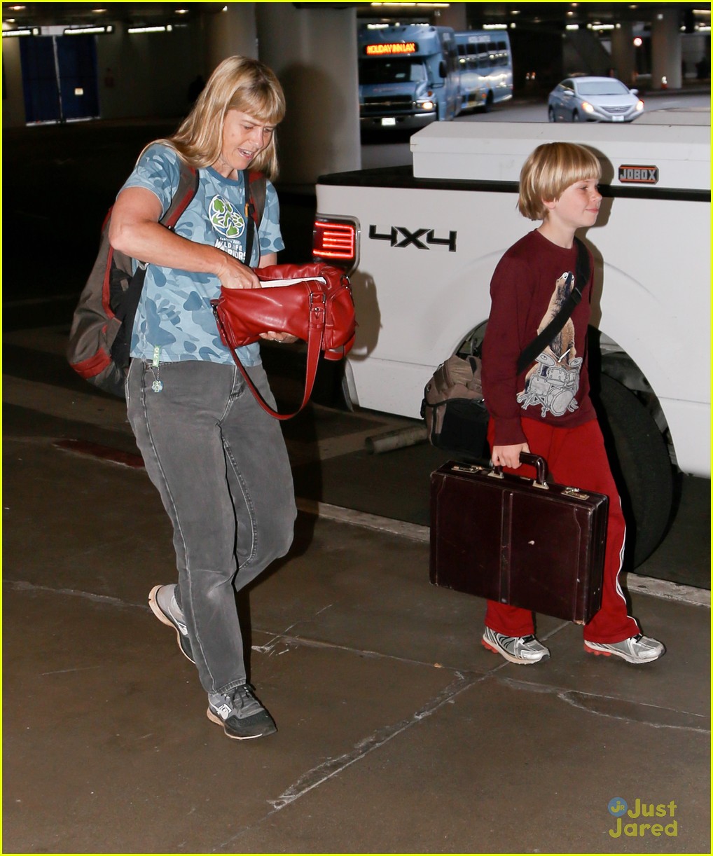 bindi irwin arrives in los angeles with the family 17