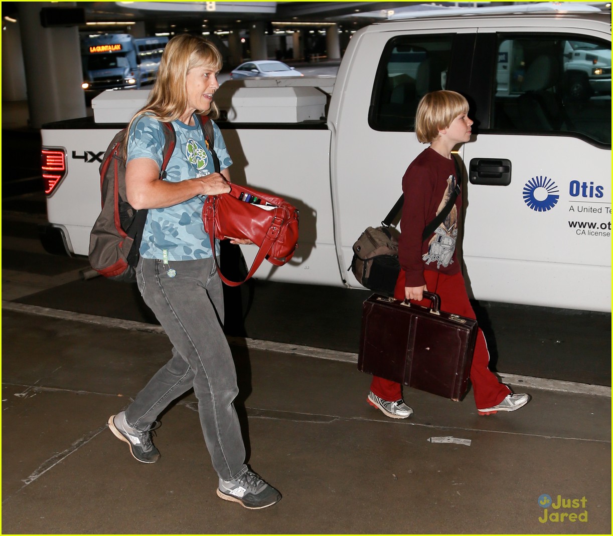 bindi irwin arrives in los angeles with the family 18