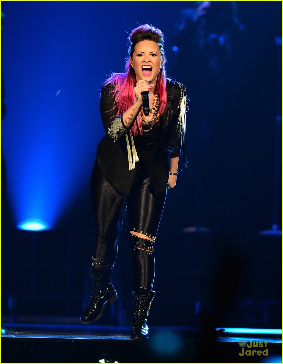 demi lovato stands up to haters i get knocked down but i get up again 01
