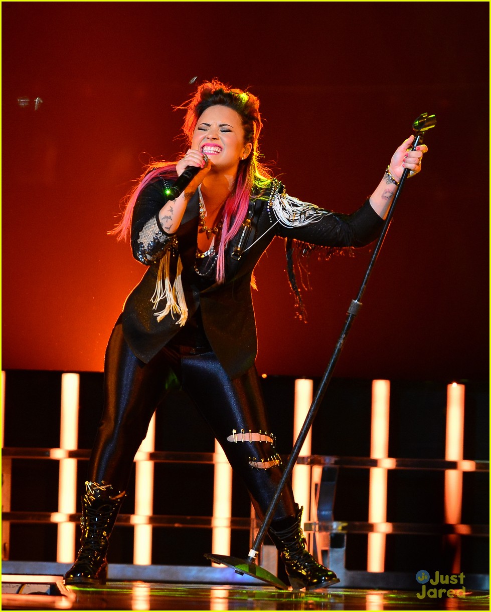 demi lovato stands up to haters i get knocked down but i get up again 05