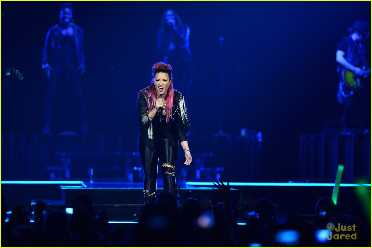 demi lovato stands up to haters i get knocked down but i get up again 15