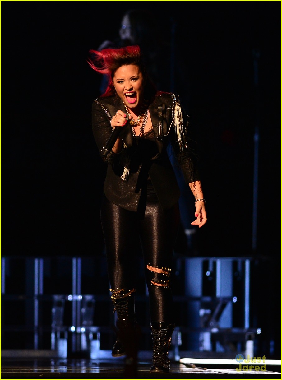 demi lovato stands up to haters i get knocked down but i get up again 25