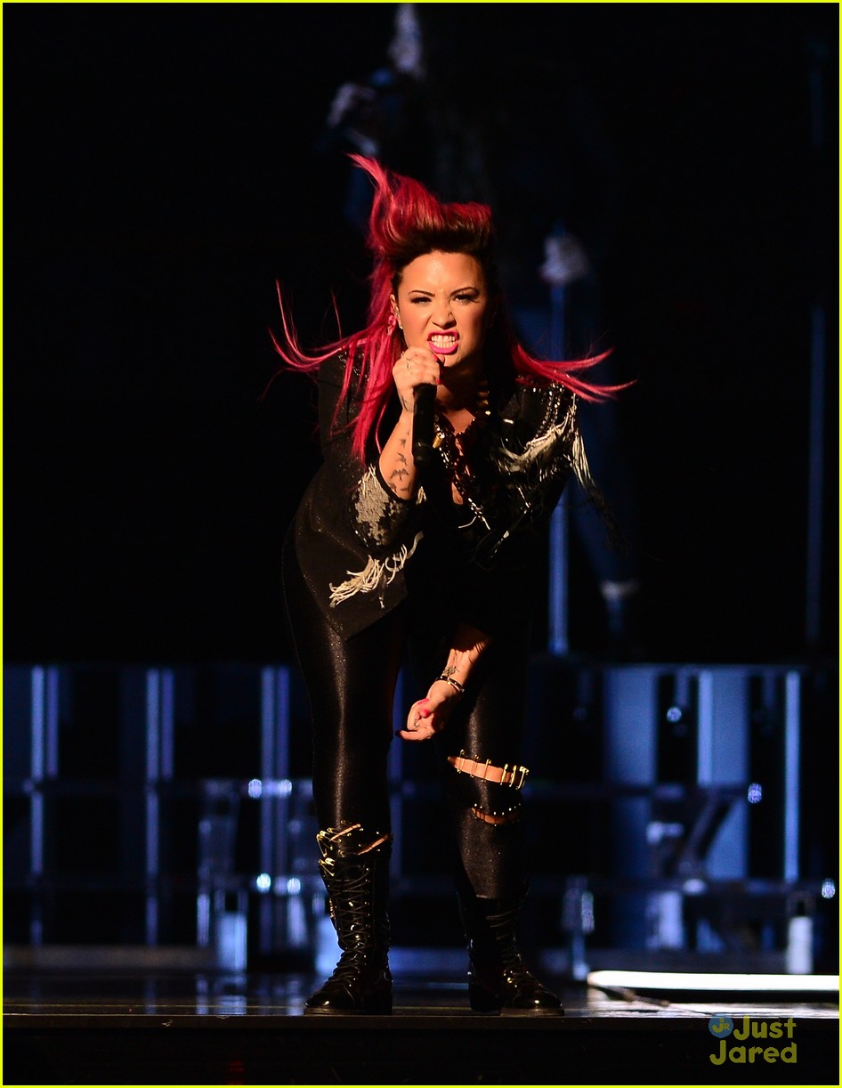 demi lovato stands up to haters i get knocked down but i get up again 26