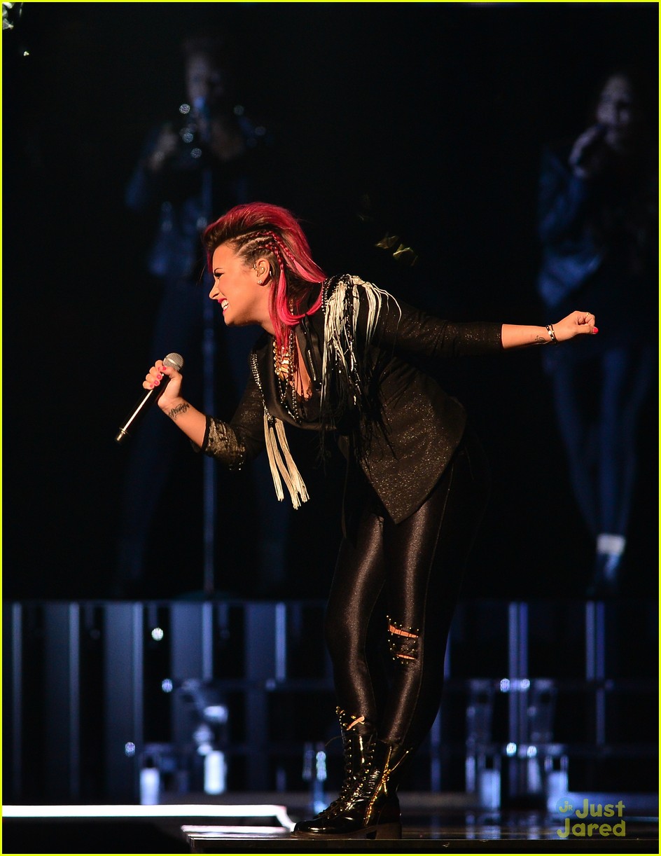 demi lovato stands up to haters i get knocked down but i get up again 27