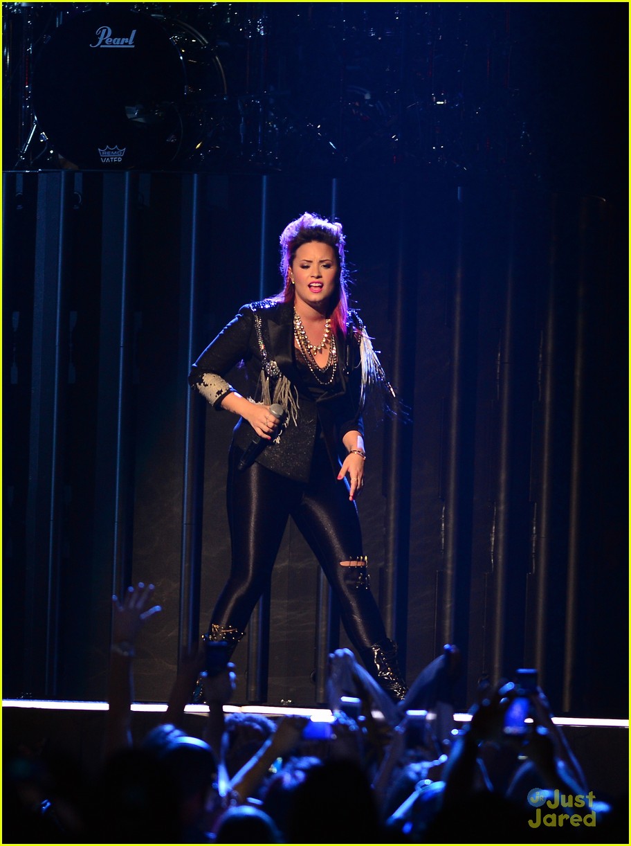 demi lovato stands up to haters i get knocked down but i get up again 29