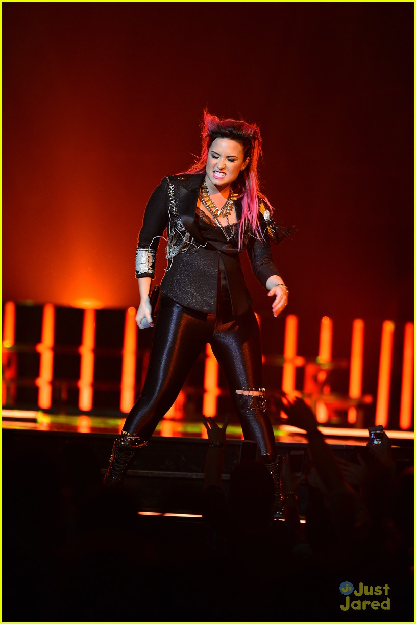 demi lovato stands up to haters i get knocked down but i get up again 37