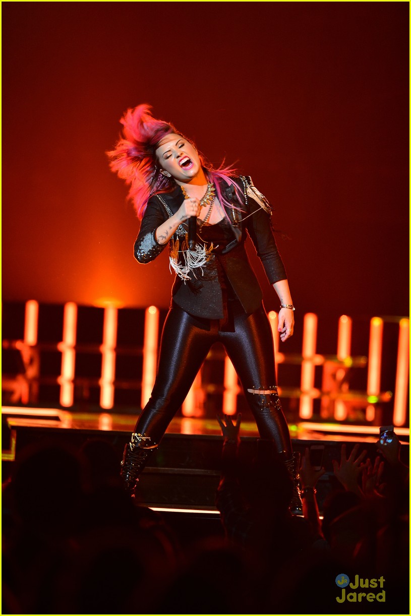 demi lovato stands up to haters i get knocked down but i get up again 38