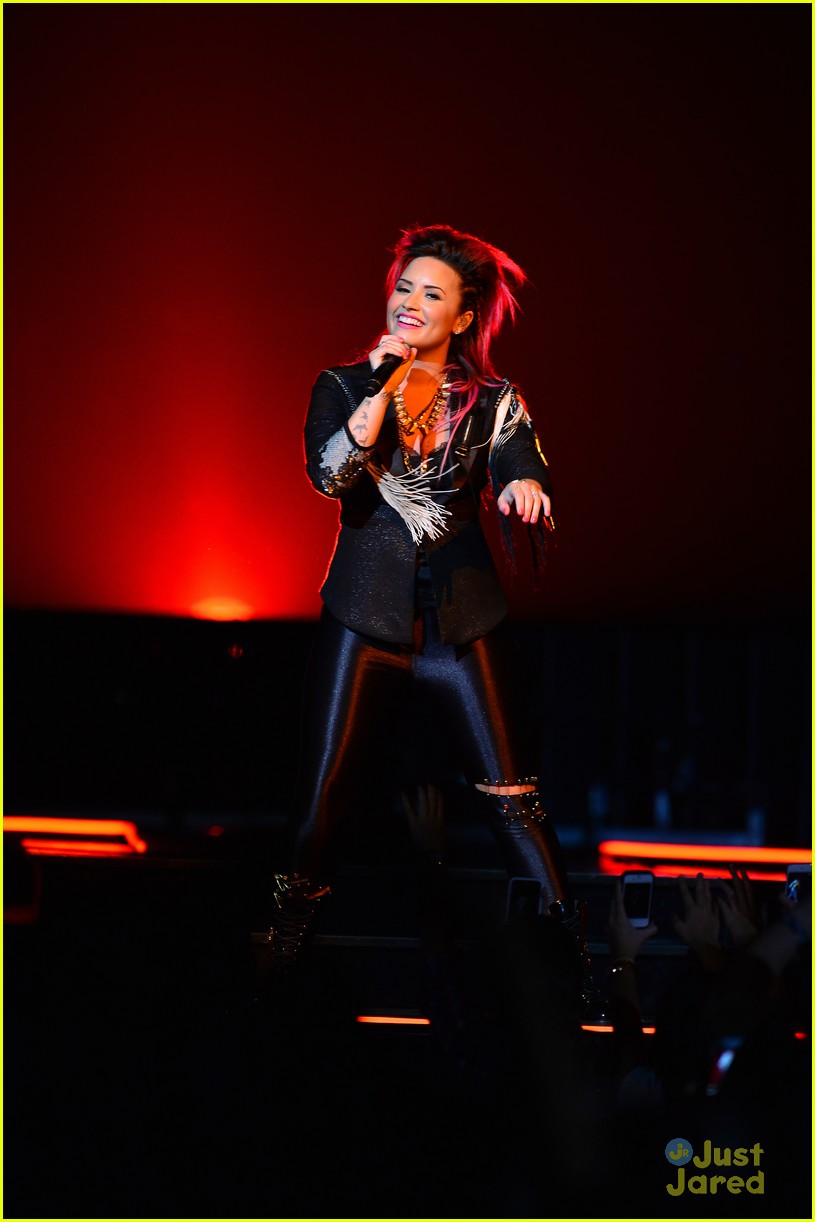 demi lovato stands up to haters i get knocked down but i get up again 39