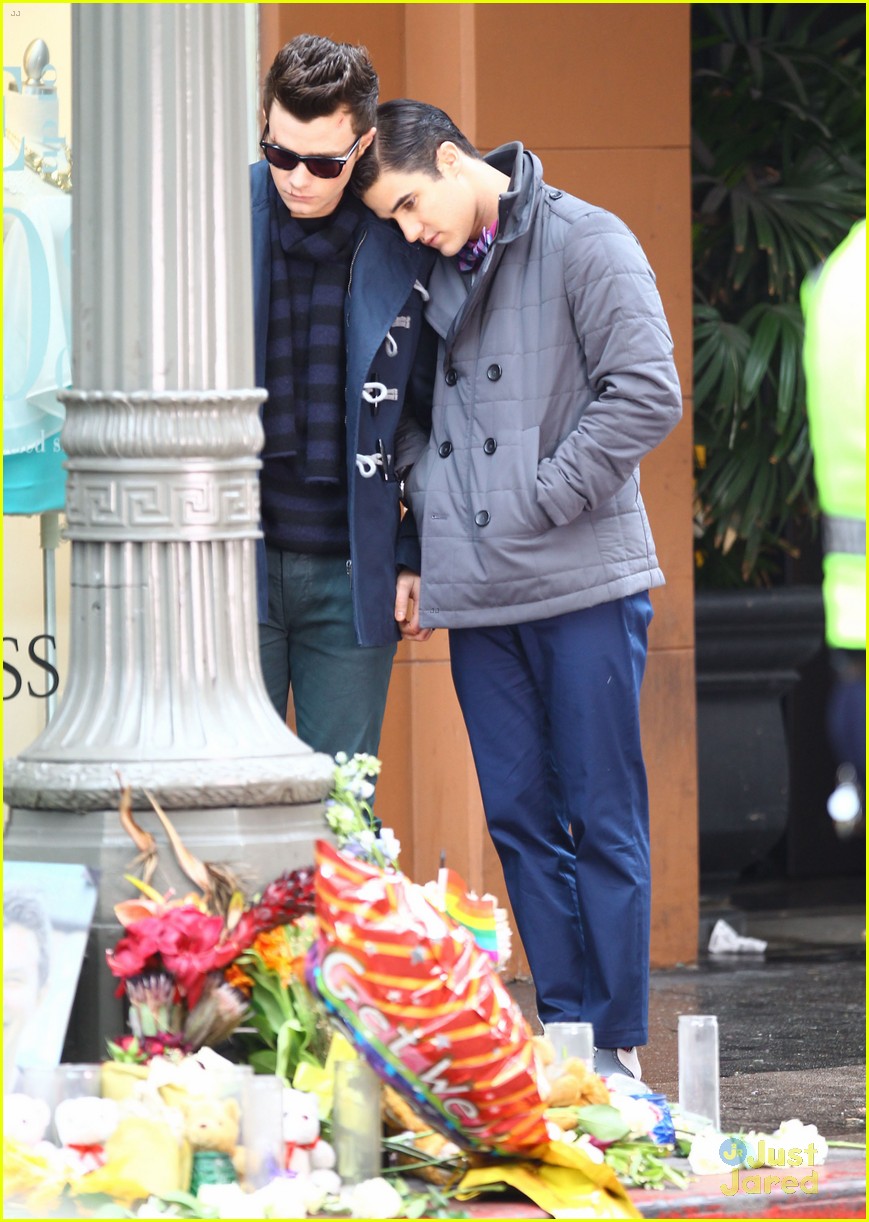 darren criss leans on chris colfer while filming glee 03