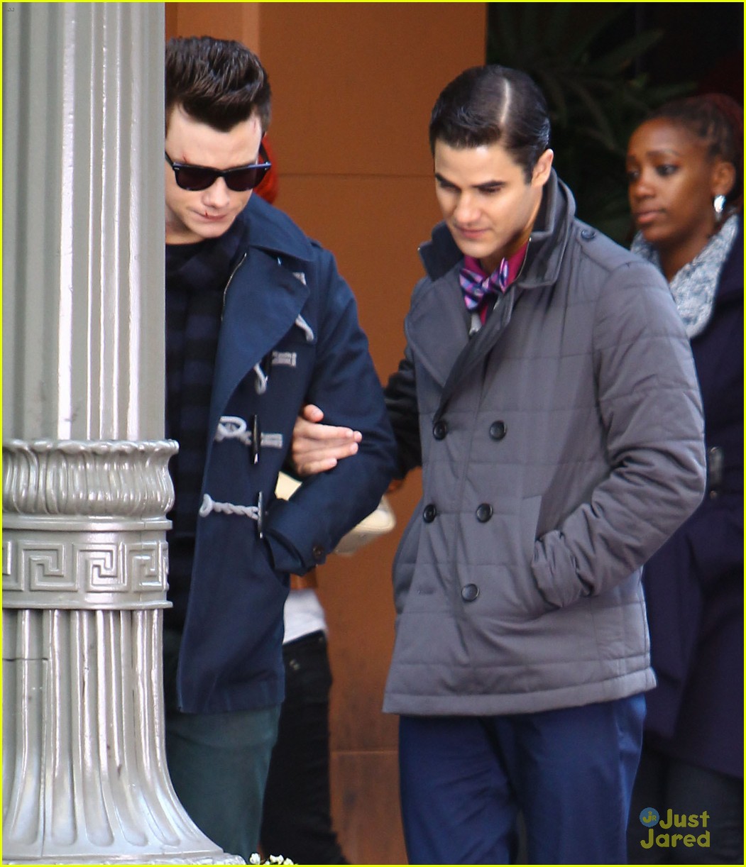 darren criss leans on chris colfer while filming glee 04