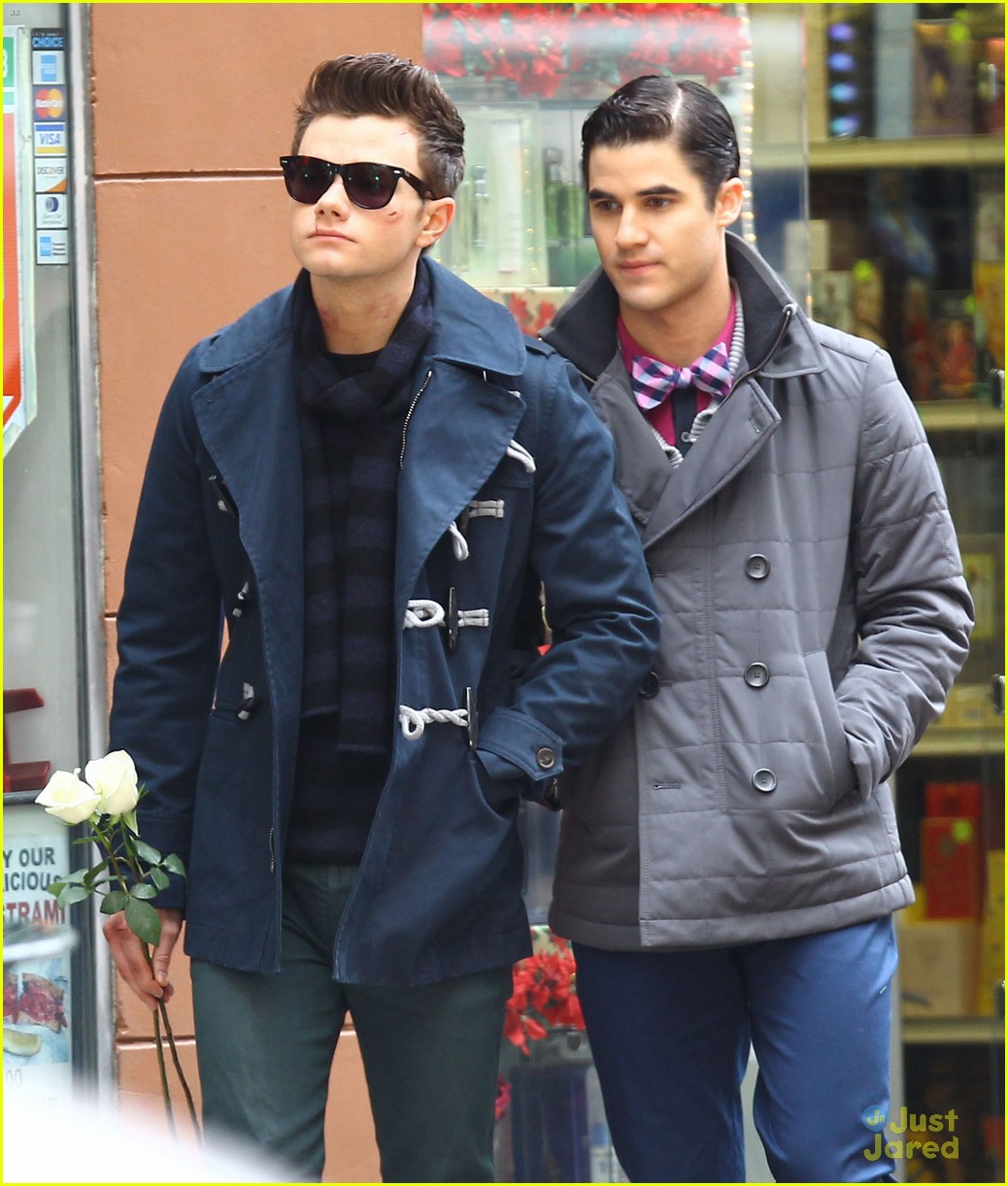 darren criss leans on chris colfer while filming glee 10