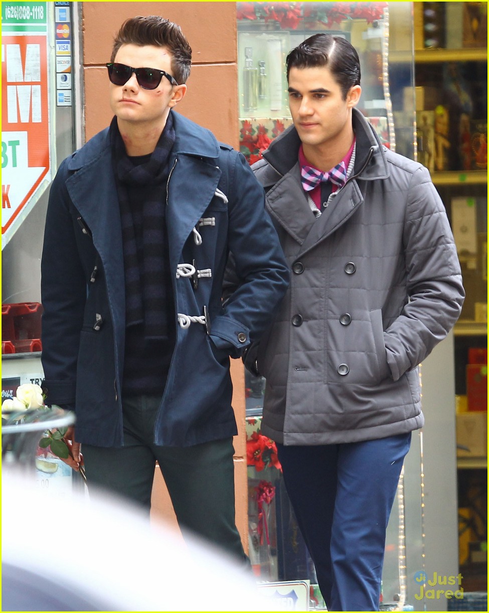 darren criss leans on chris colfer while filming glee 11