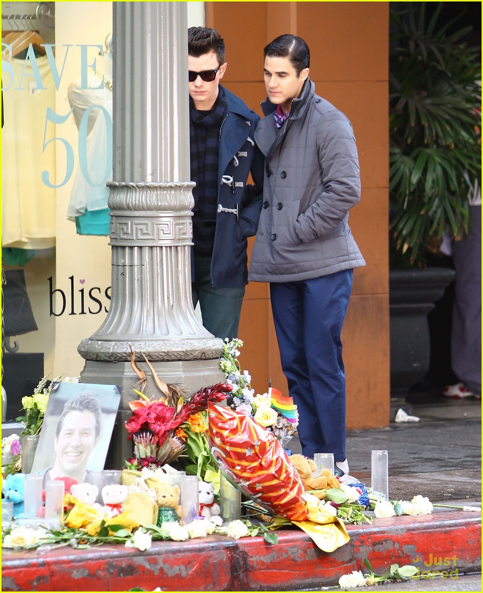 darren criss leans on chris colfer while filming glee 19