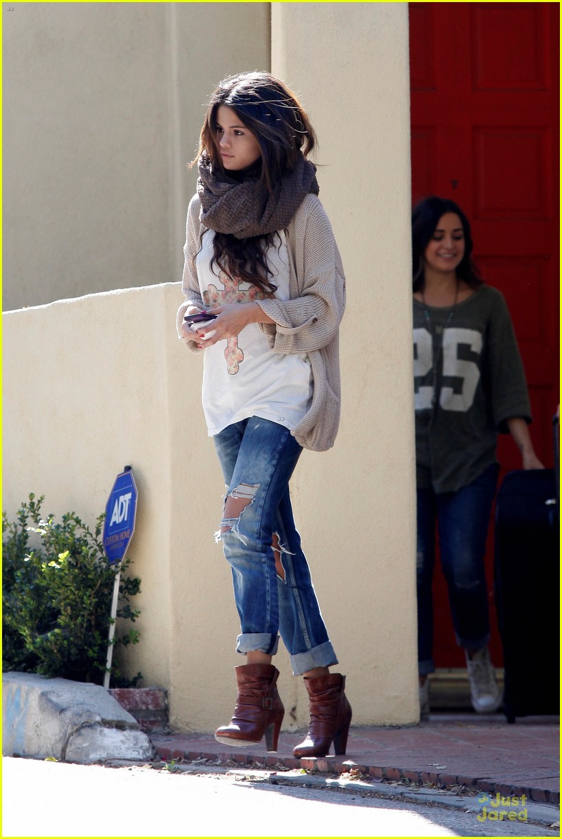 selena gomez wraps up weekend with friends house visit 01