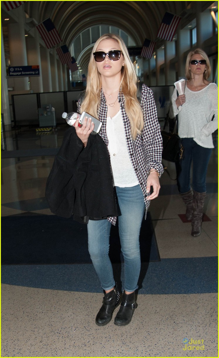 olivia holt catches kentucky flight out of lax airport 01
