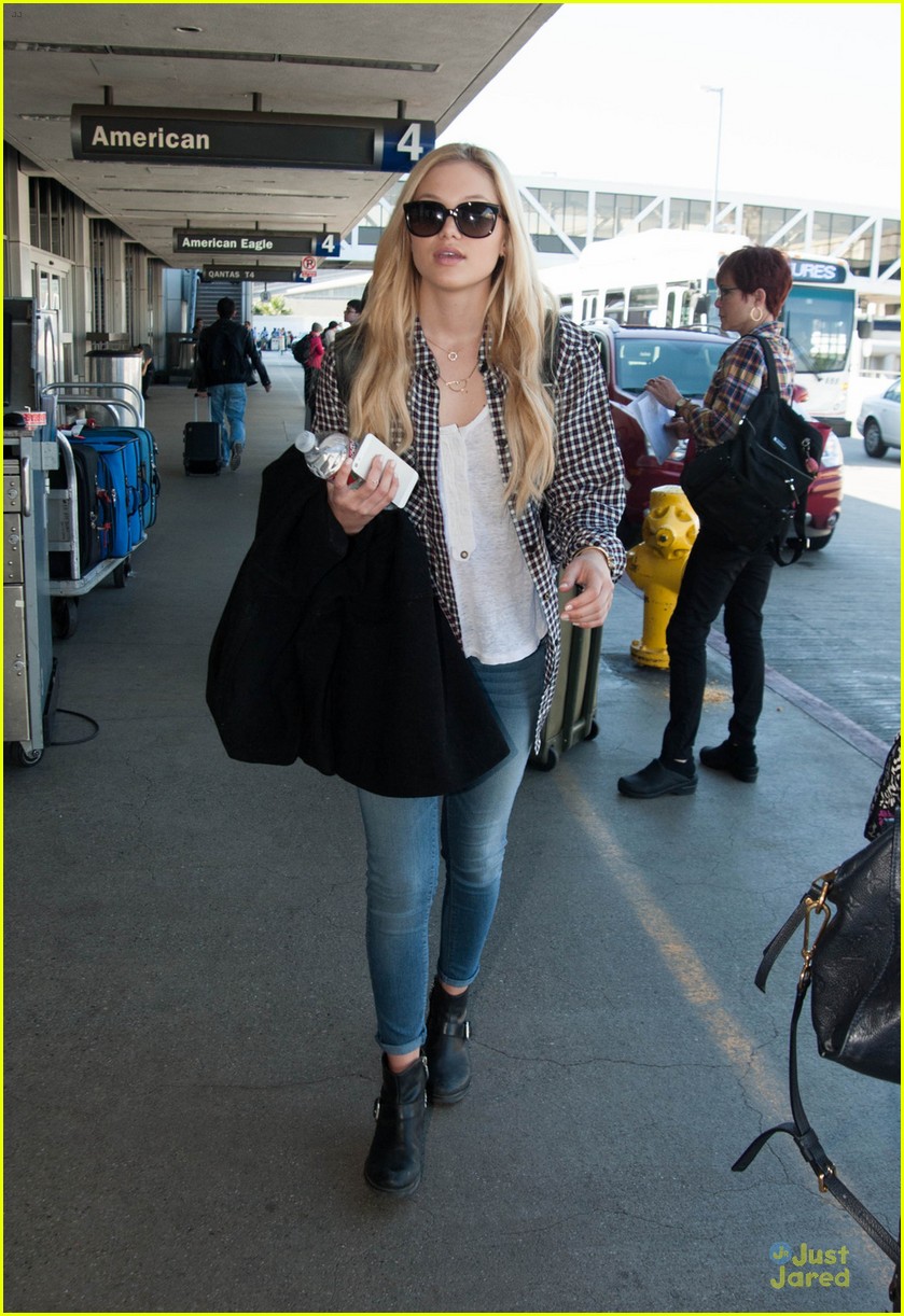 olivia holt catches kentucky flight out of lax airport 03
