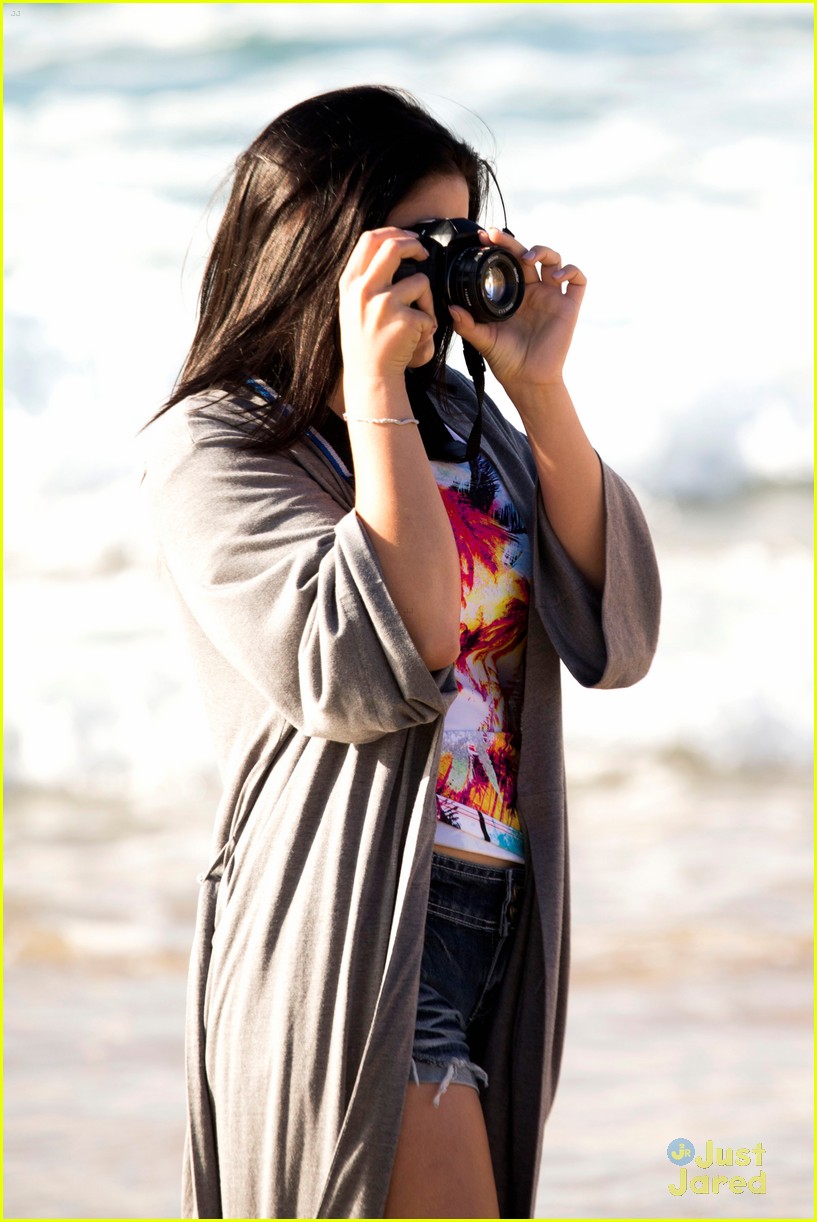 Sarah Hyland Ariel Winter Modern Family On Bondi Beach Photo 