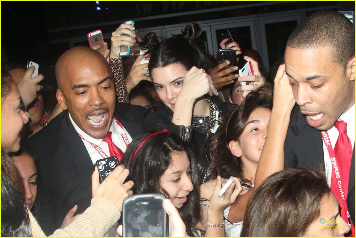 kendall jenner max george miley cyrus concert goers 04