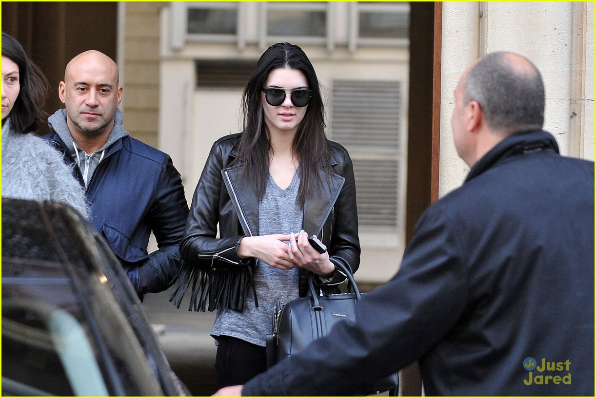 kendall jenner plays tourist in paris 02