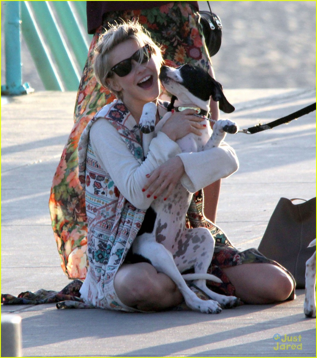 julianne hough puppy kisses in manhattan beach 02