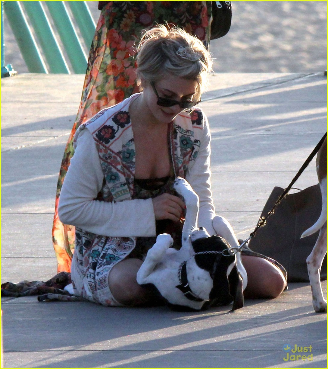 julianne hough puppy kisses in manhattan beach 13