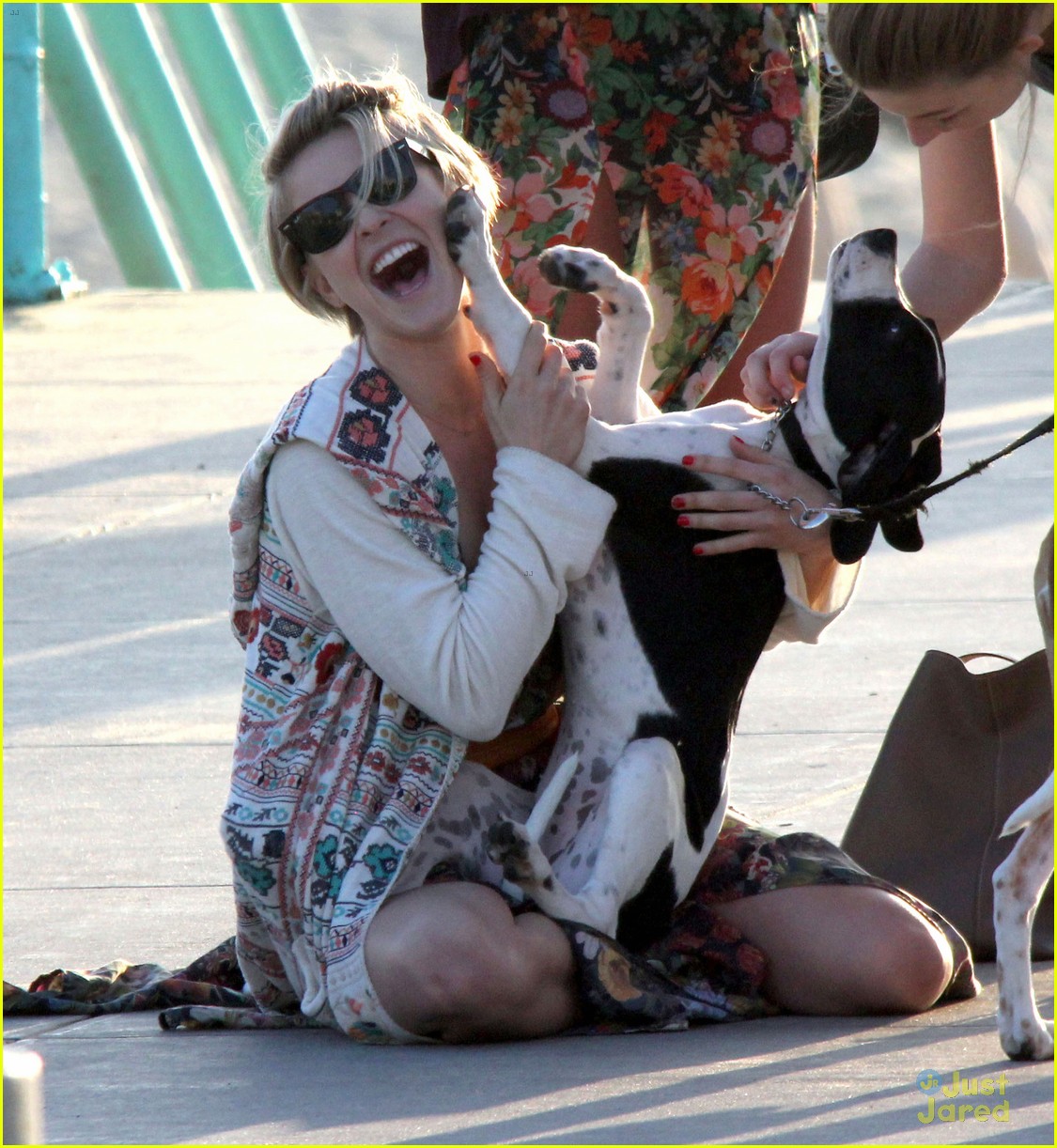 julianne hough puppy kisses in manhattan beach 16