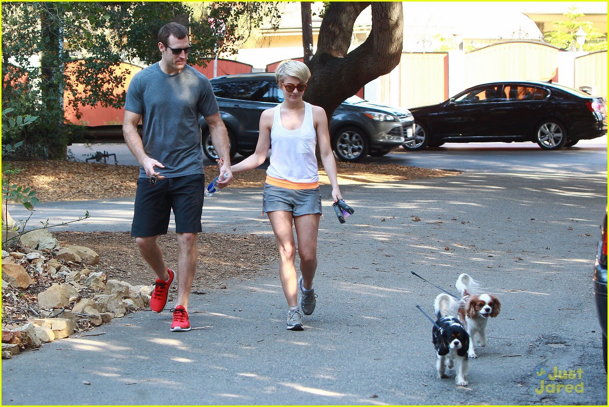 julianne hough holds hands with hockey player brooks laich 18