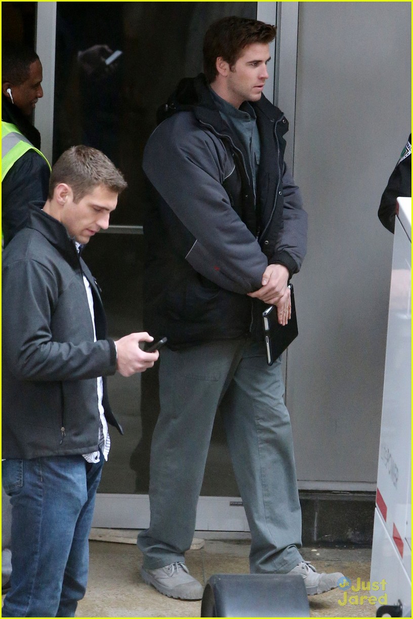 liam hemsworth mockingjay continues filming after philip seymour hoffman death 03