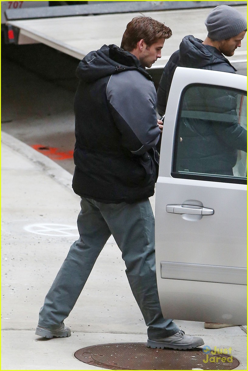 liam hemsworth mockingjay continues filming after philip seymour hoffman death 04