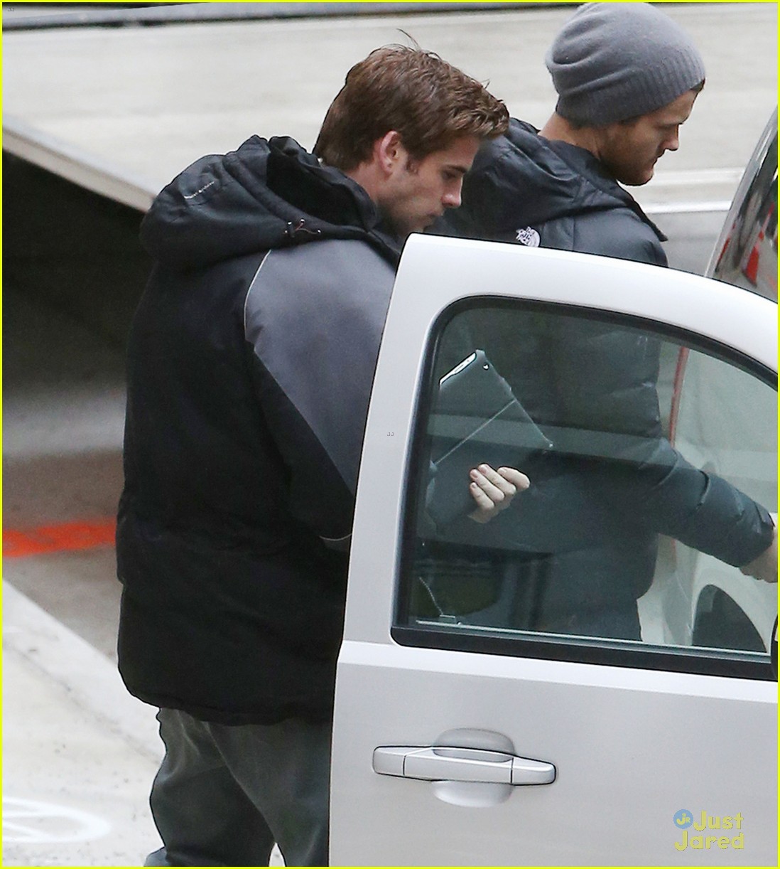 liam hemsworth mockingjay continues filming after philip seymour hoffman death 05