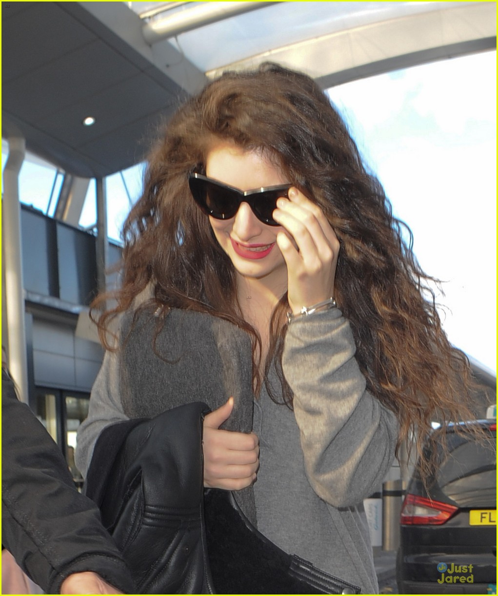 lorde weekend gatwick airport arrival 02
