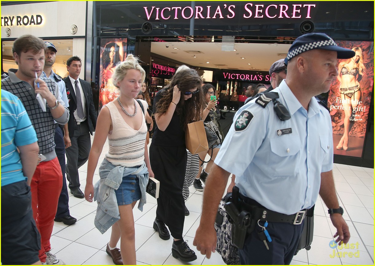 lorde sydney airport arrival 02
