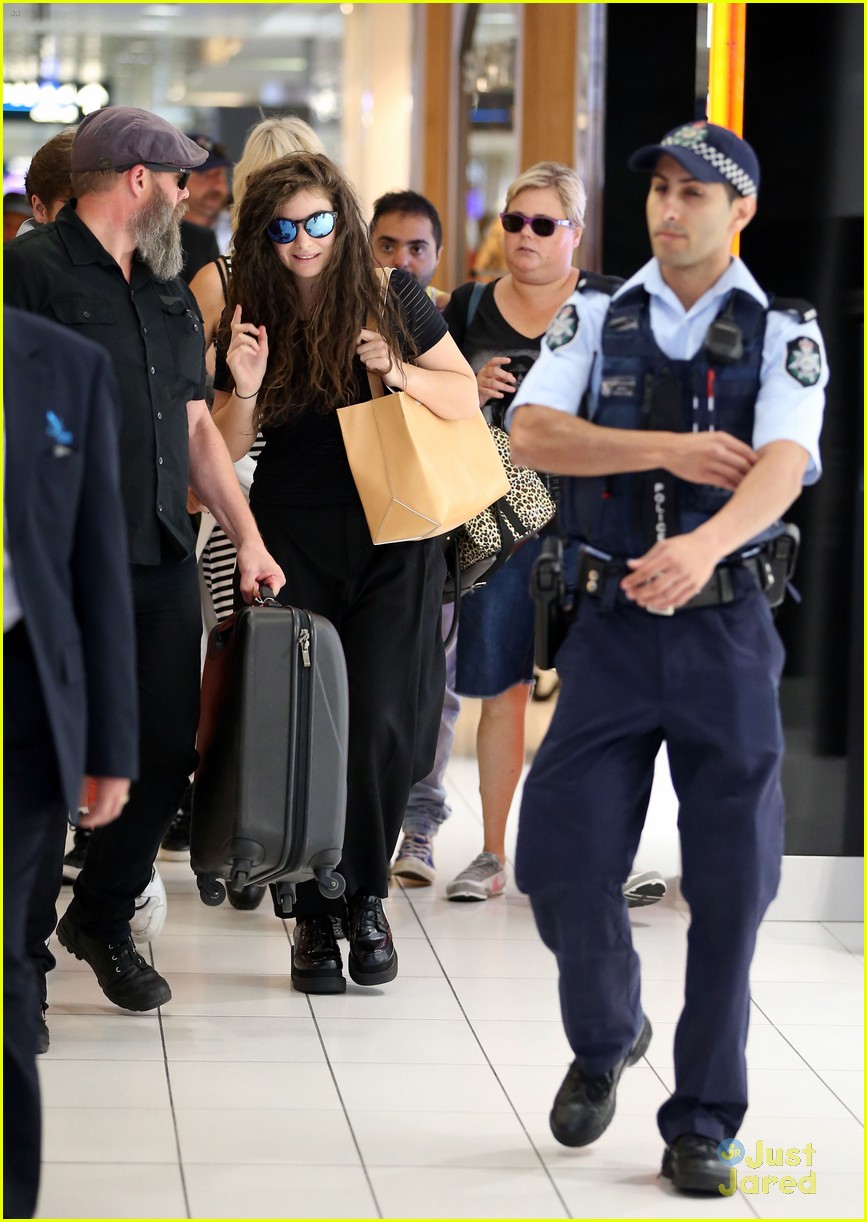 lorde sydney airport arrival 03