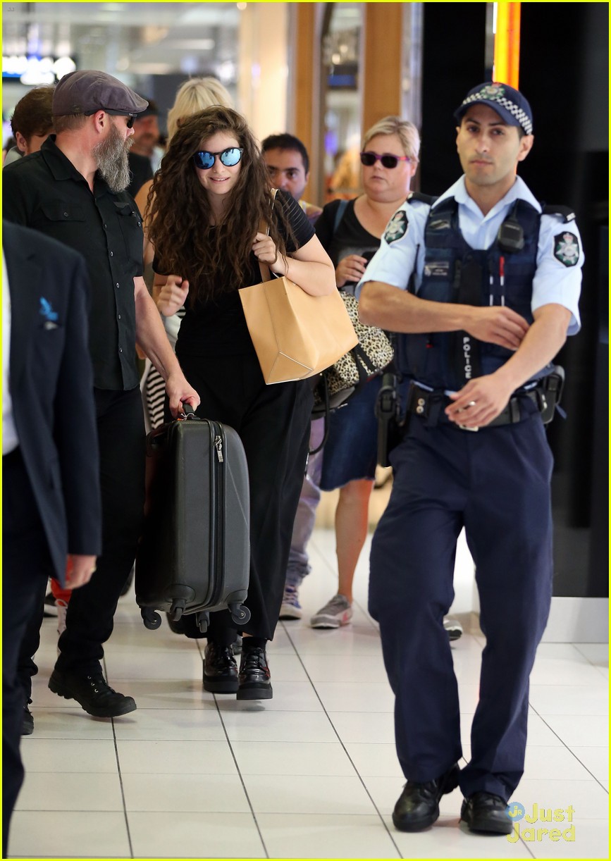 lorde sydney airport arrival 04