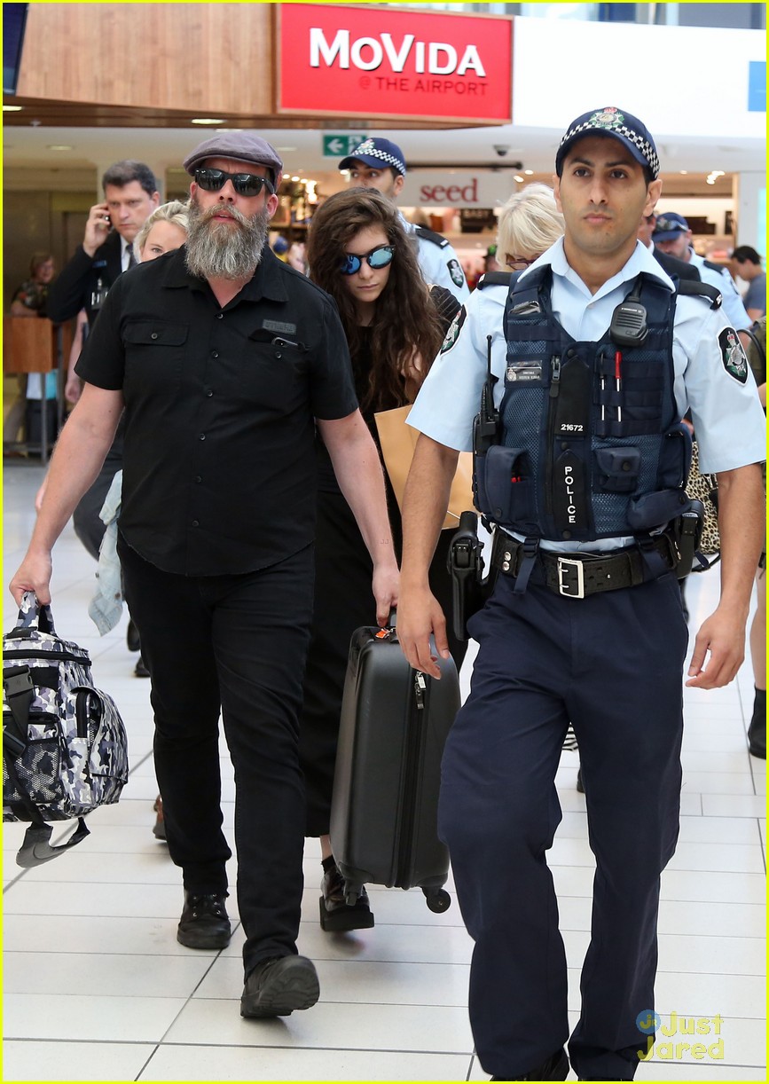 lorde sydney airport arrival 07