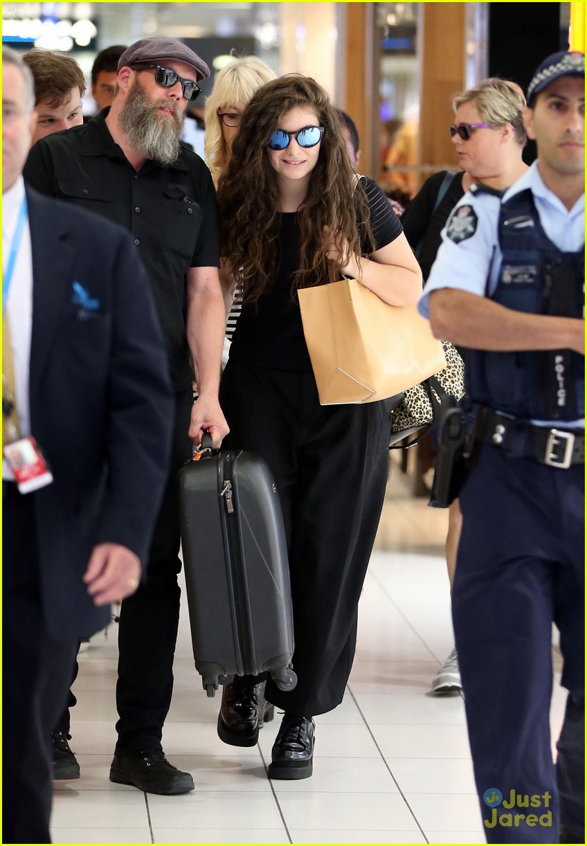 lorde sydney airport arrival 08