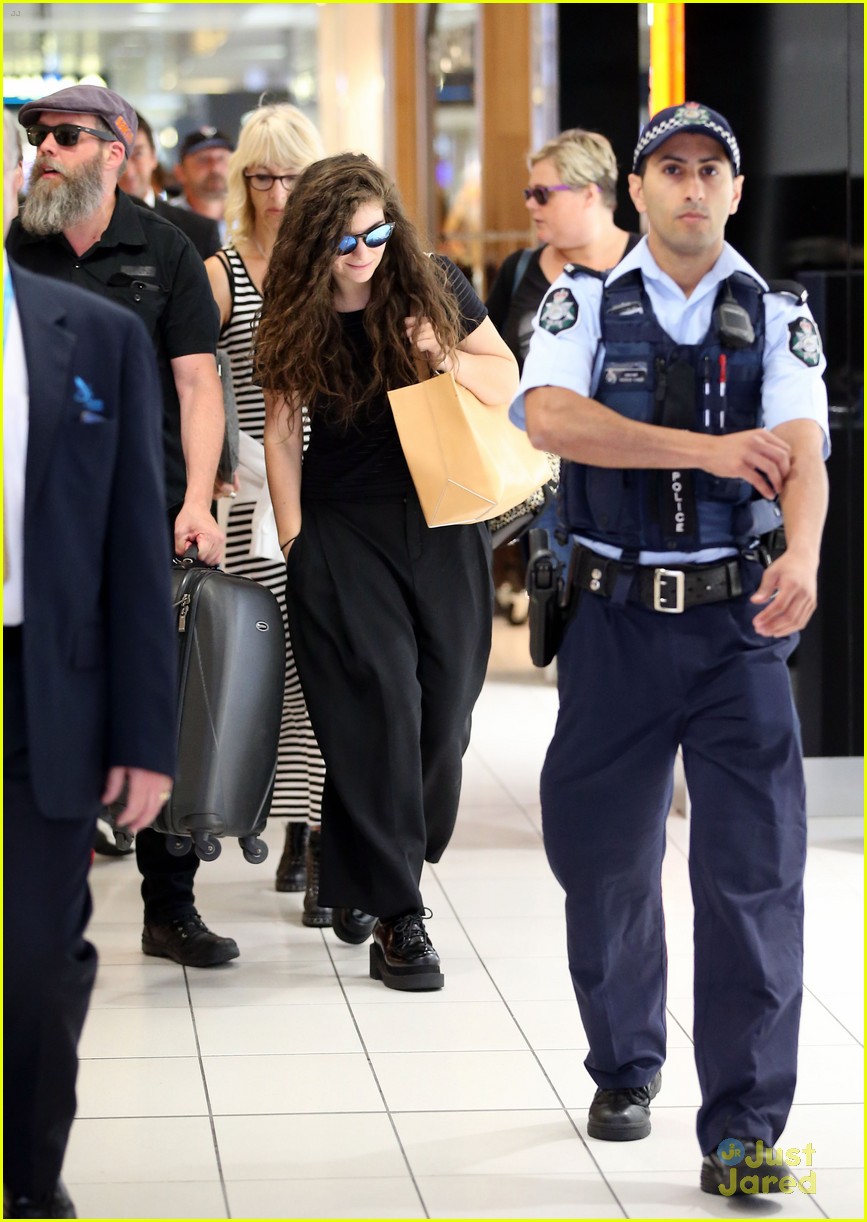 lorde sydney airport arrival 09
