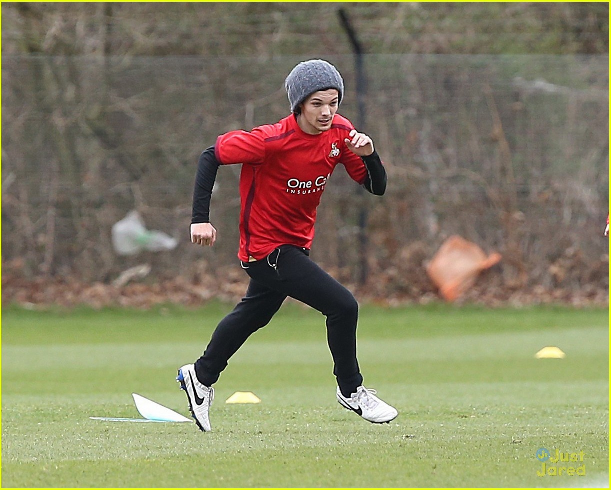 louis tomlinson doncaster rovers soccer practice 04