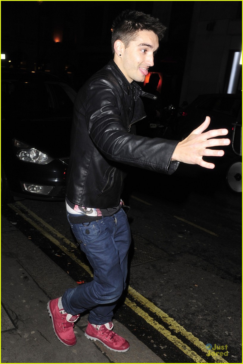 tom parker sticks tongue out on date with kelsey hardwick 01
